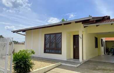 Imagem: A casa possui 3 Dormitórios, 2 Banheiros, 2 Vagas na garagem