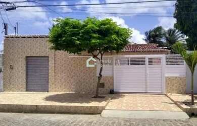 Imagem: A casa possui 4 Dormitórios, 2 Banheiros, 1 Vaga na garagem