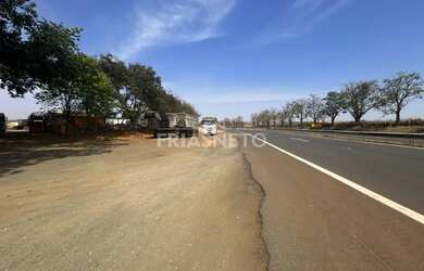 Imagem: O terreno possui 11.000m² de Área e está localizado em Areão