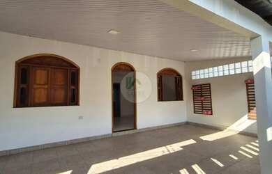 Imagem: A casa possui 3 Dormitórios, 4 Banheiros, 3 Vagas na garagem