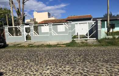 Imagem: A casa possui 3 Dormitórios, 1 Banheiro, 3 Vagas na garagem