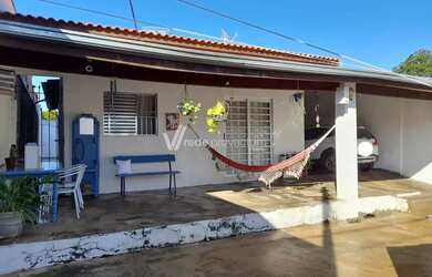 Imagem: A casa possui 3 Dormitórios, 1 Banheiro, 3 Vagas na garagem