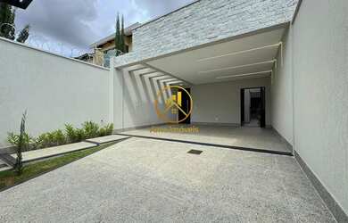 Imagem: A casa possui 3 Dormitórios, 1 Banheiro, 2 Vagas na garagem