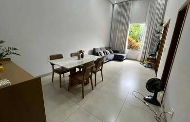 Imagem: A casa possui 3 Dormitórios, 4 Banheiros, 2 Vagas na garagem