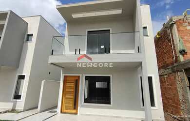 Imagem: A casa possui 3 Dormitórios, 3 Banheiros, 2 Vagas na garagem