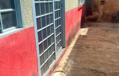 Imagem: A casa possui 1 Dormitório e 1 Banheiro e está localizado