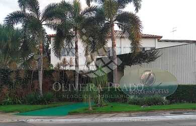 Imagem: A casa possui 4 Dormitórios, 5 Banheiros, 1 Vaga na garagem