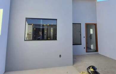 Imagem: A casa possui 2 Dormitórios, 1 Banheiro, 1 Vaga na garagem