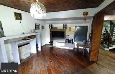 Imagem: A casa possui 3 Dormitórios, 3 Banheiros, 2 Vagas na garagem