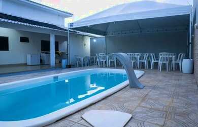 Imagem: A casa possui 3 Dormitórios, 3 Banheiros, 4 Vagas na garagem