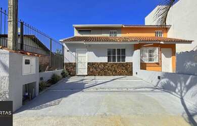 Imagem: A casa possui 2 Dormitórios, 1 Banheiro, 2 Vagas na garagem