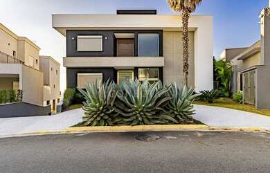 Imagem: A casa possui 5 Dormitórios, 5 Banheiros, 5 Vagas na garagem