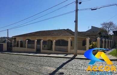 Imagem: A casa possui 3 Dormitórios, 3 Banheiros, 2 Vagas na garagem