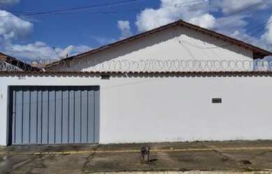 Imagem: A casa possui 4 Dormitórios, 3 Banheiros, 3 Vagas na garagem