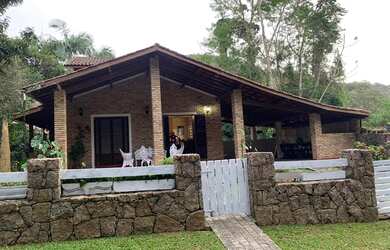 Imagem: A casa em condomínio possui 3 Dormitórios, 3 Banheiros, 2