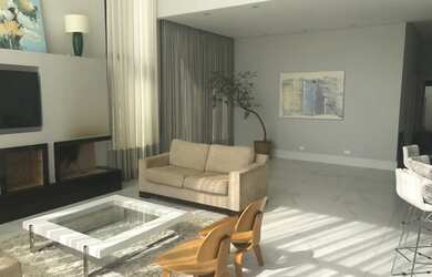 Imagem: A casa em condomínio possui 4 Dormitórios, 5 Banheiros, 4