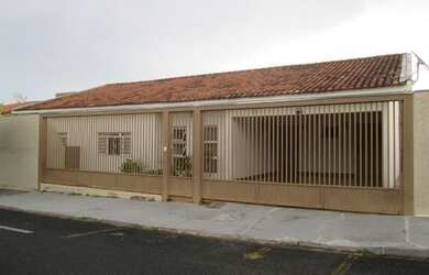 Imagem: A casa possui 3 Dormitórios, 4 Banheiros, 2 Vagas na garagem