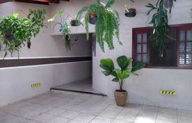 Imagem: A casa possui 3 Dormitórios, 1 Banheiro, 2 Vagas na garagem