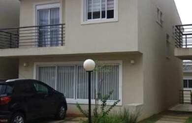 Imagem: A casa possui 4 Dormitórios, 4 Banheiros, 2 Vagas na garagem