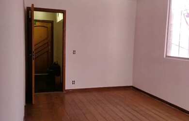 Imagem: O apartamento possui 3 Dormitórios, 1 Banheiro, 1 Vaga na garagem