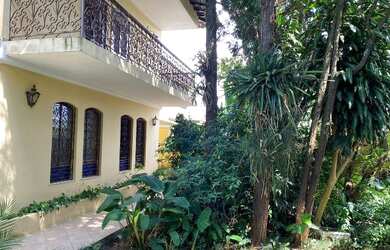 Imagem: A casa e possui 4 Dormitórios, Suítes, 5 Banheiros, 5 Vagas