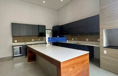 Imagem: A casa em condomínio possui 4 Dormitórios, 5 Banheiros, 2