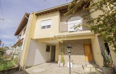 Imagem: A casa possui 5 Dormitórios, 3 Banheiros, 5 Vagas na garagem