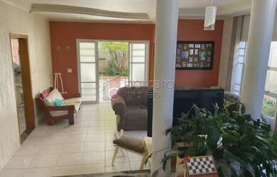 Imagem: A casa possui 3 Dormitórios, 4 Banheiros, 4 Vagas na garagem