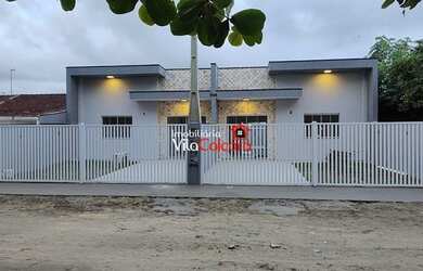 Imagem: A casa possui 2 Dormitórios, 2 Banheiros, 2 Vagas na garagem