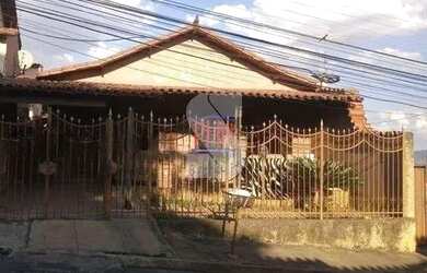 Imagem: A casa possui 4 Dormitórios, 2 Banheiros, 2 Vagas na garagem