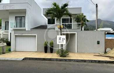 Imagem: A casa em condomínio possui 4 Dormitórios, 3 Banheiros, 2