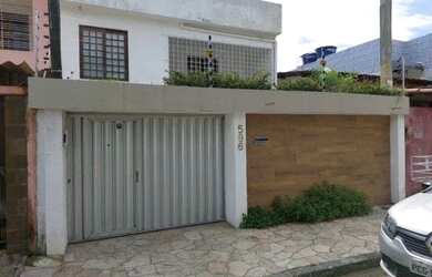 Imagem: A casa possui 3 Dormitórios, 2 Banheiros, 215m² de Área e