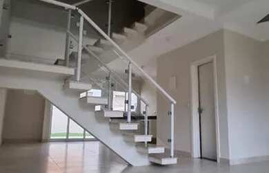 Imagem: A casa possui 3 Dormitórios, 5 Banheiros, 2 Vagas na garagem