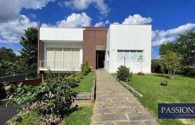 Imagem: A casa possui 3 Dormitórios, 1 Banheiro, 4 Vagas na garagem