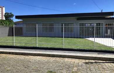 Imagem: A casa possui 3 Dormitórios, 3 Banheiros, 3 Vagas na garagem