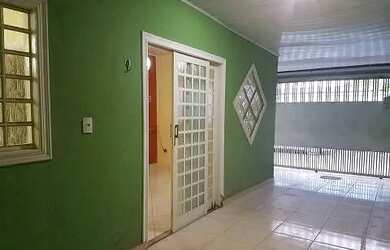 Imagem: A casa possui 3 Dormitórios, 2 Banheiros, 1 Vaga na garagem