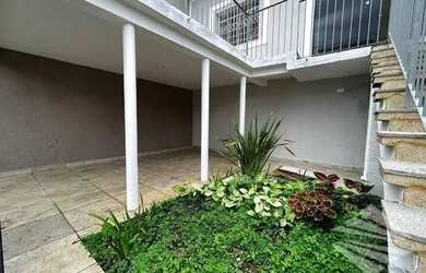 Imagem: A casa possui 4 Dormitórios, 3 Banheiros, 1 Vaga na garagem