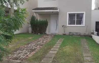 Imagem: A casa possui 3 Dormitórios, 2 Banheiros, 2 Vagas na garagem