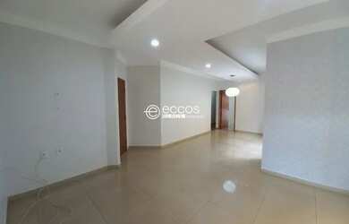 Imagem: A casa possui 3 Dormitórios, 3 Banheiros, 4 Vagas na garagem