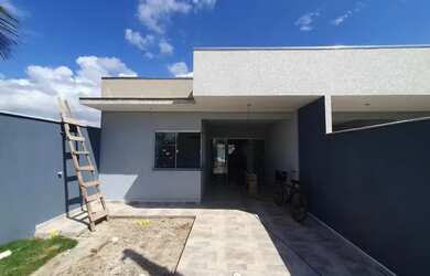 Imagem: A casa possui 3 Dormitórios, 2 Banheiros, 1 Vaga na garagem