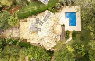 Imagem: A casa possui 4 Dormitórios, 5 Banheiros, 5 Vagas na garagem