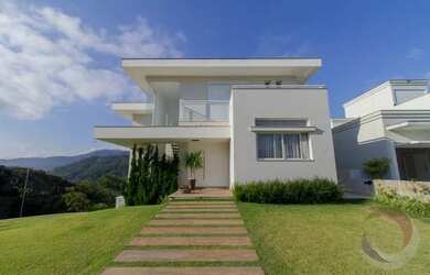 Imagem: A casa em condomínio possui 4 Dormitórios, 5 Banheiros, 4