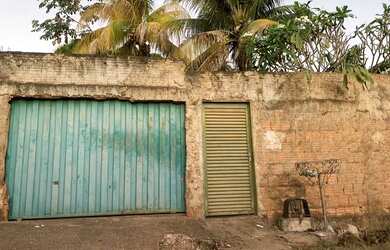 Imagem: A casa possui 1 Dormitório, 1 Banheiro, 1 Vaga na garagem e