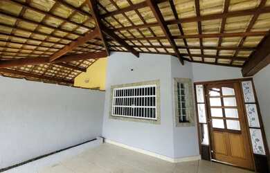 Imagem: A casa possui 3 Dormitórios, 2 Banheiros, 1 Vaga na garagem