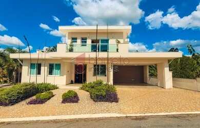 Imagem: A casa em condomínio possui 4 Dormitórios, 5 Banheiros, 4