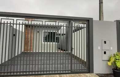 Imagem: A casa possui 3 Dormitórios, 2 Banheiros, 2 Vagas na garagem