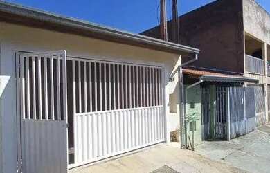 Imagem: A casa possui 2 Dormitórios, 1 Banheiro, 2 Vagas na garagem