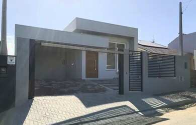 Imagem: A casa possui 2 Dormitórios, 2 Banheiros, 2 Vagas na garagem