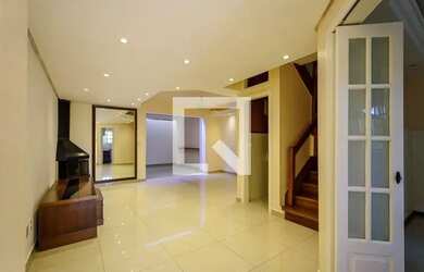 Imagem: A casa em condomínio possui 2 Dormitórios, 4 Banheiros, 2