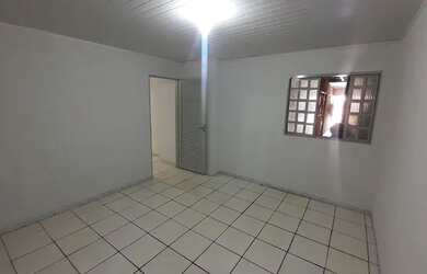 Imagem: A casa possui 2 Dormitórios, 1 Banheiro e está localizado